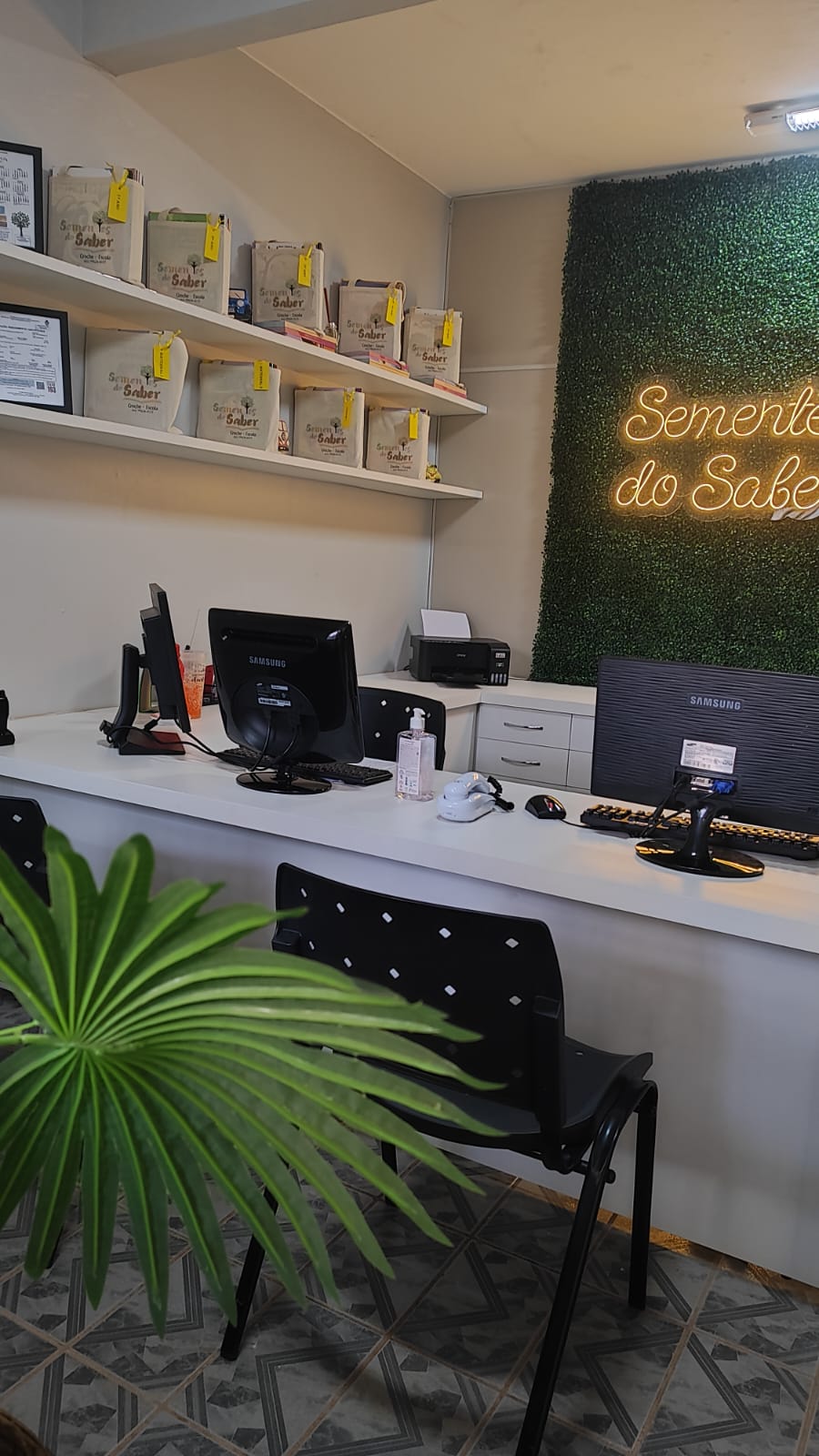 Recepção da escola com balcão de atendimento